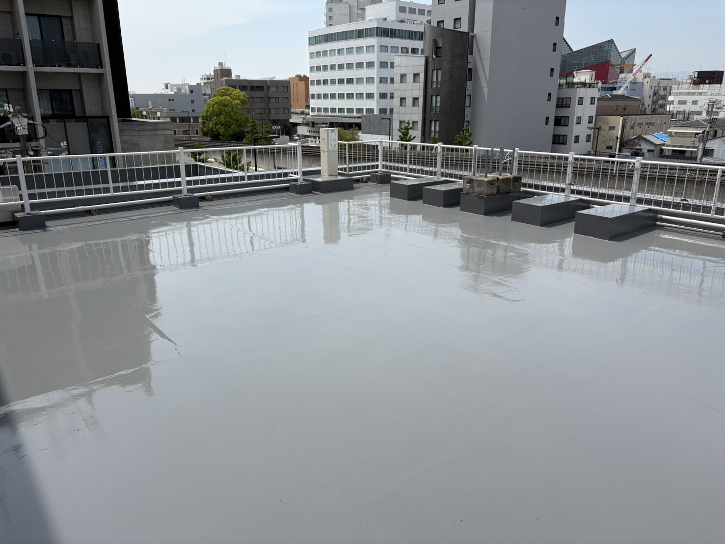 屋上防水工事の施工風景